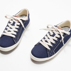 Taos Star Burst Canvas Lace Up Sneakers Navy/Bone size 7.5